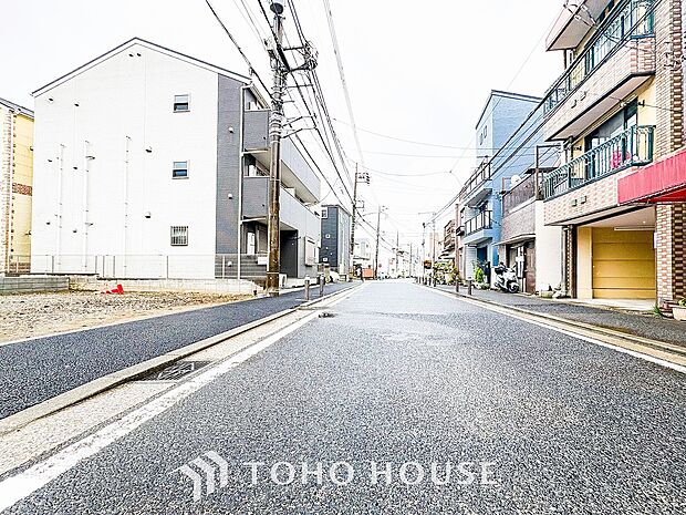 前面道路含む現地写真『快適』は「家」と「街」と「環境」が調和した時に訪れるだと改めて感じさせてくれます。