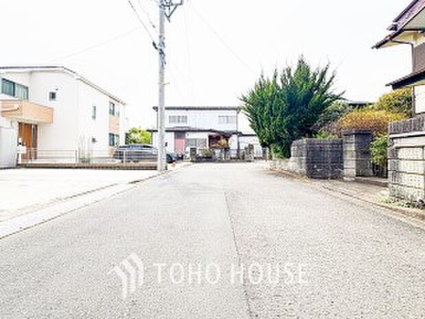 前面道路含む現地写真『快適』は「家」と「街」と「環境」が調和した時に訪れるだと改めて感じさせてくれます。