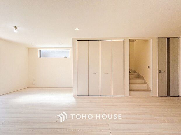 戸建てならではのリビング。落ち着いた色調のリビングは家族団欒の憩いの場所です。