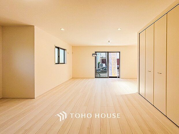 明るく開放的な空間が広がるLDK。室内には豊かな陽光が注ぎ込み、爽やかな住空間を演出。