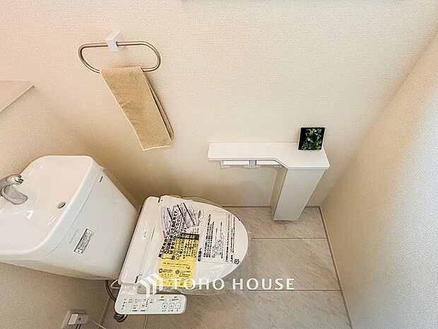 トイレはシンプルにホワイトで統一した温水洗浄付です。