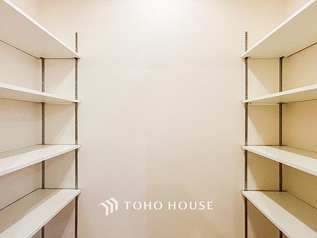 普段使わない季節用品やトランクなど大きなものもラクラク収納できる広さがございます。