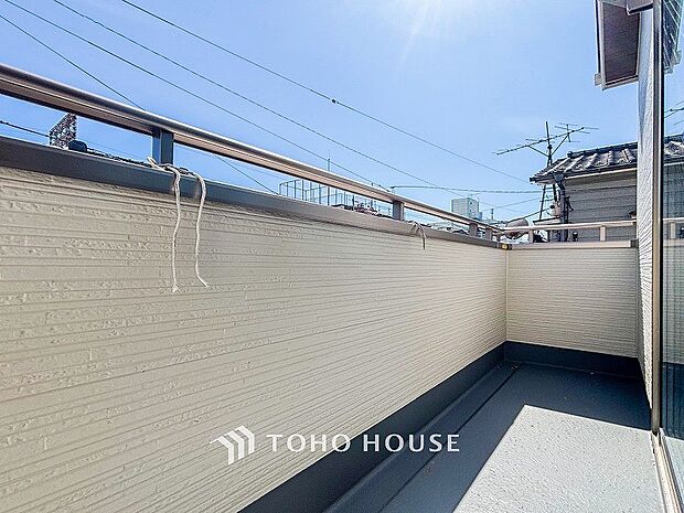 陽光とそよ風に触れることができるバルコニー。