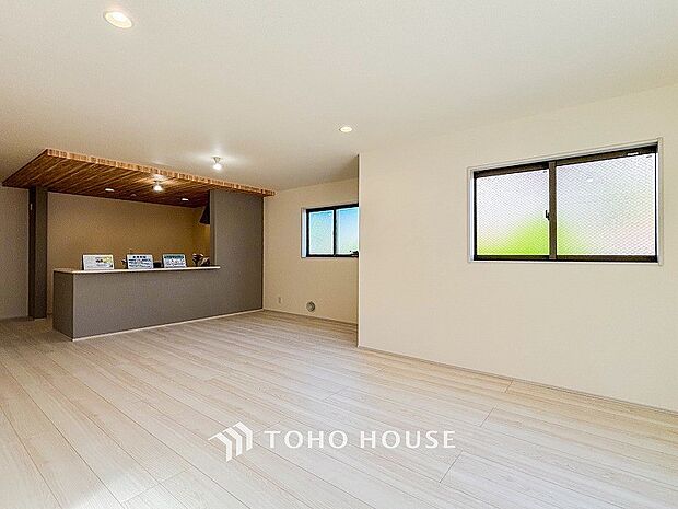 ご家族みんながゆったり寛げる広々リビング。対面式キッチンのあるLDKで家族の会話が弾みます。