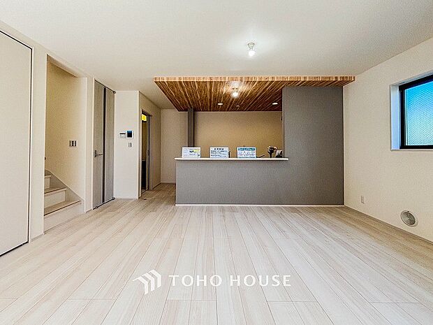 あたたかい日差しがたっぷり降り注ぐDKは自然と家族の顔があかるい笑顔に。