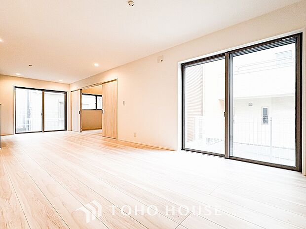 落ち着いた雰囲気に包まれた伸びやかな空間で、ゆったりと家族団らんの時間を過ごせます。
