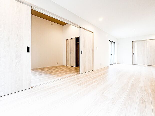 光と風があふれる開放的なリビングダイニングには自然と家族みんなが集まってきます。