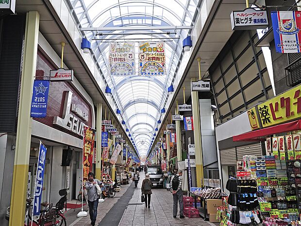 「いきな下町よこはまばし」のキャッチフレーズで地域に密着した商店街。毎日お買い物客で賑わっています。
