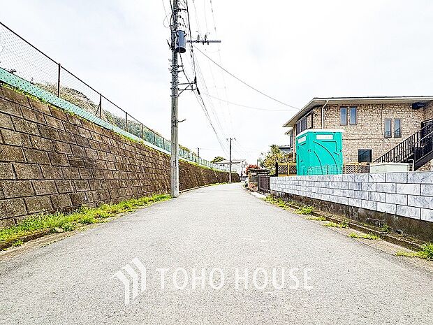 前面道路含む現地写真『快適』は「家」と「街」と「環境」が調和した時に訪れるだと改めて感じさせてくれます。
