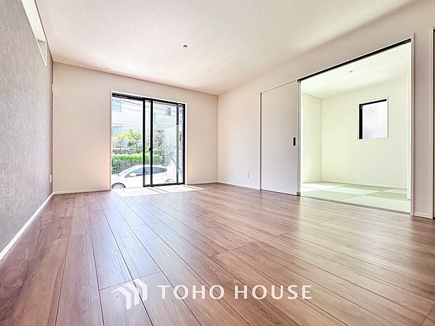 家族と過ごすひと時を溢れる光が優しく包み込むリビングダイニング。