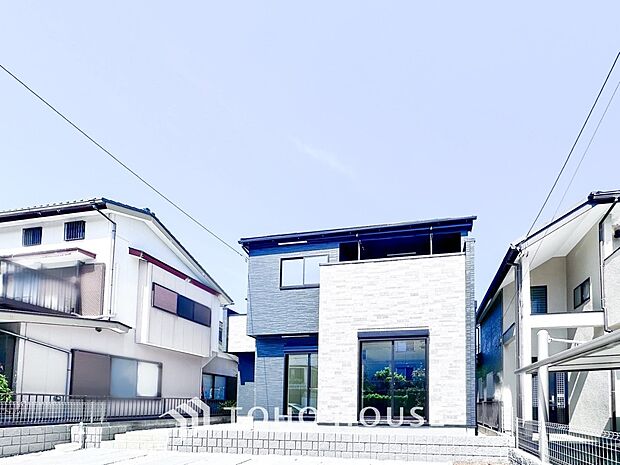 爽やかな青空の下に贅沢なほどに降り注ぐ陽光、豊かな居住性と、クオリティが見事に調和した住空間。