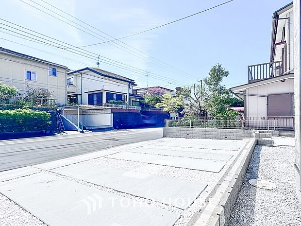 前面道路含む現地写真『快適』は「家」と「街」と「環境」が調和した時に訪れるだと改めて感じさせてくれます。