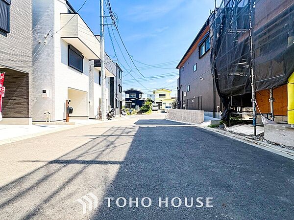 前面道路含む現地写真『快適』は「家」と「街」と「環境」が調和した時に訪れるだと改めて感じさせてくれます。