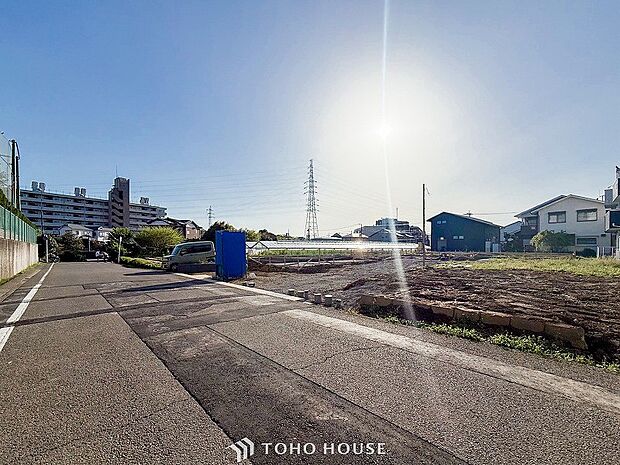 前面道路含む現地写真『快適』は「家」と「街」と「環境」が調和した時に訪れるだと改めて感じさせてくれます。