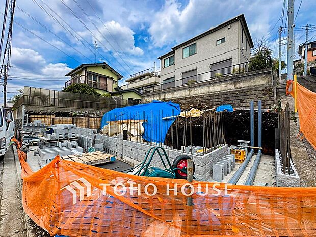爽やかな青空の下に贅沢なほどに降り注ぐ陽光、豊かな居住性と、クオリティが見事に調和した住空間。