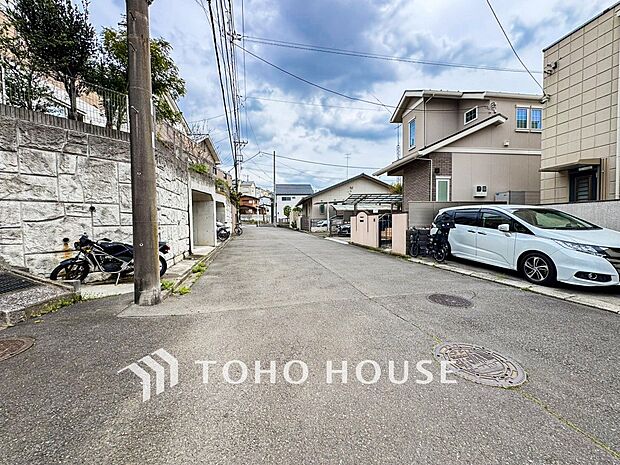 前面道路含む現地写真『快適』は「家」と「街」と「環境」が調和した時に訪れるだと改めて感じさせてくれます。