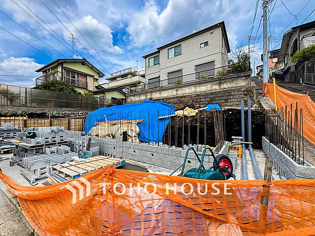 閑静な住宅街の一角、ひと時のくつろぎが生まれ、ゆっくりと愛着が育まれていきます。