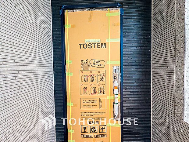 住む人や訪れる人やさしくエスコートする玄関アプローチ。