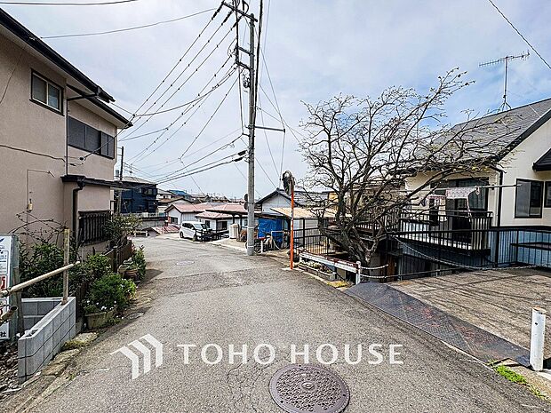 前面道路含む現地写真『快適』は「家」と「街」と「環境」が調和した時に訪れるだと改めて感じさせてくれます。