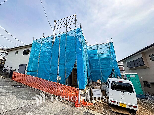 住む人を映し出す洗練された佇まいは、いつまでも輝き続けながらいつしか街の風景に溶け込んでいきます。