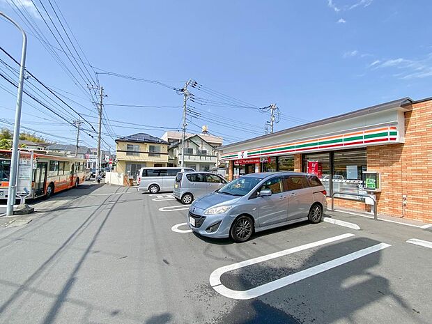 24時間営業ですので、急な買い物に便利です。駐車場もあります。