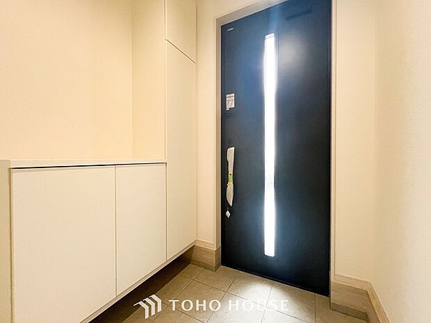 帰り着くたびに洗練されたテイストの空間に迎えられ誇りと喜びを感じる玄関まわりです。