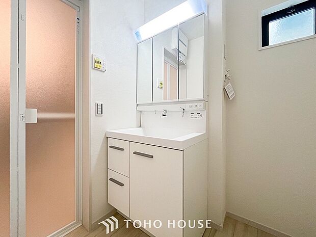 洗面台・洗面所三面鏡裏収納には化粧品や洗面用品類をすっきり整理できます。