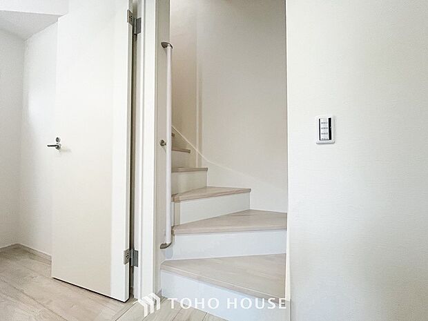 各フロアを結ぶ階段。集いの空間と一人の時間を楽しむプライベートルームをバランスよく繋いでいます。