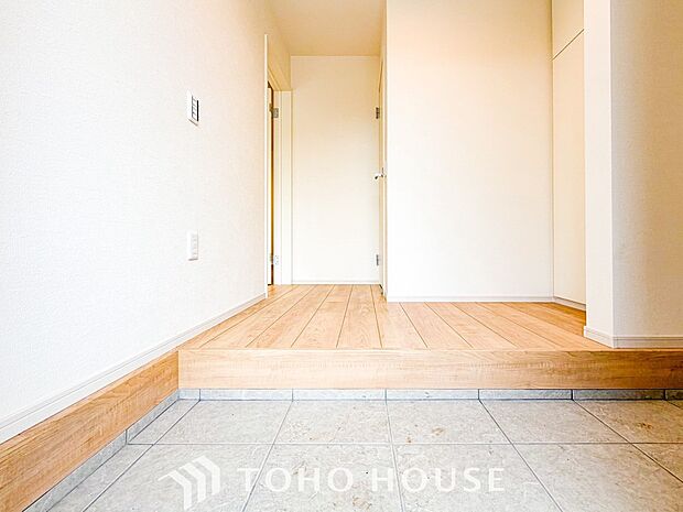居住者の帰り、訪れる方を優しく迎えてくれる開放感のある玄関。