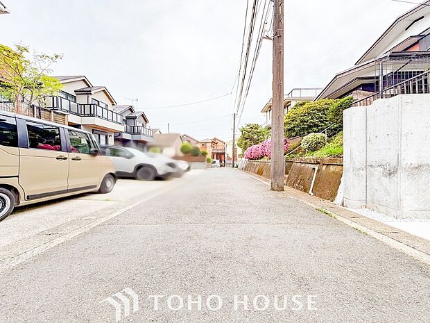 前面道路含む現地写真『快適』は「家」と「街」と「環境」が調和した時に訪れるだと改めて感じさせてくれます。