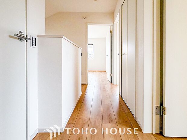 上質感漂う廊下。居住者の帰り、訪れる方を優しく迎える・安らぎに満ちた生活空間を予感させる。