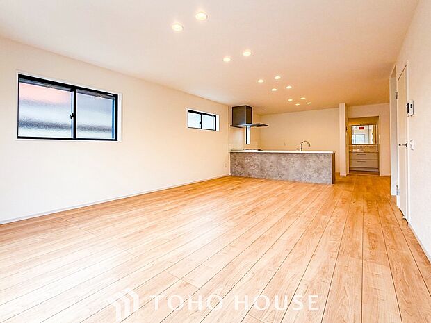 やわらかな陽射しがふりそそぎ、室内に開放感と爽快感をもたらします。