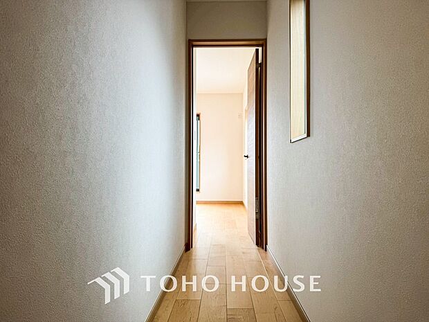 上質感漂う廊下。居住者の帰り、訪れる方を優しく迎える・安らぎに満ちた生活空間を予感させる。