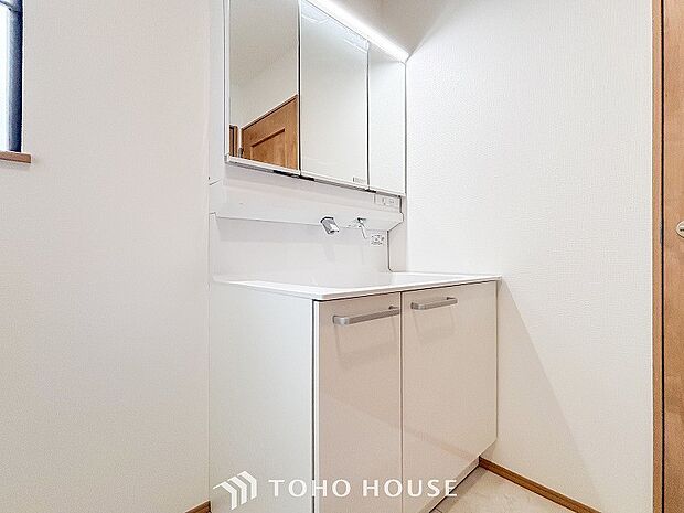 洗面台・洗面所三面鏡裏収納には化粧品や洗面用品類をすっきり整理できます。