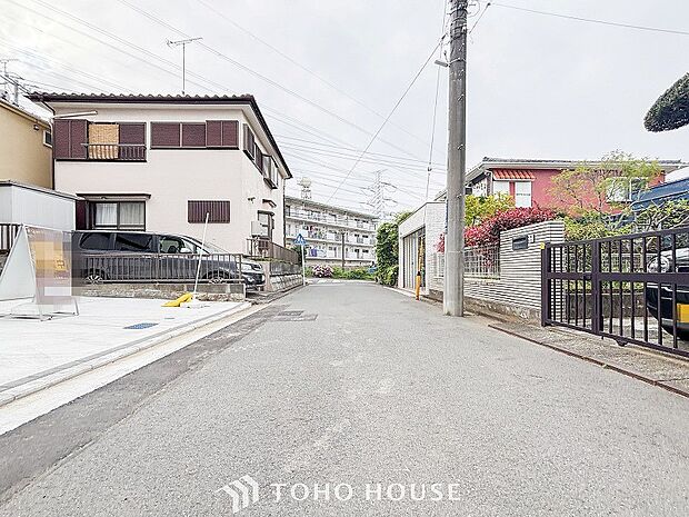 前面道路含む現地写真『快適』は「家」と「街」と「環境」が調和した時に訪れるだと改めて感じさせてくれます。