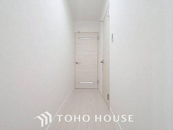 上質感漂う廊下。居住者の帰り、訪れる方を優しく迎える・安らぎに満ちた生活空間を予感させる。