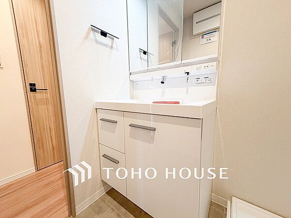 洗面台・洗面所三面鏡裏収納には化粧品や洗面用品類をすっきり整理できます。