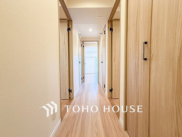 上質感漂う廊下。居住者の帰り、訪れる方を優しく迎え安らぎに満ちた生活空間を予感させます。