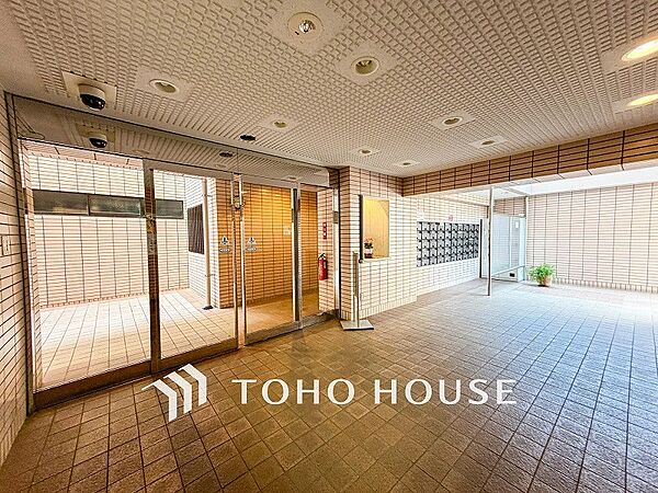 外と内をつなぐロビーは、落ち着いた雰囲気を漂わせた上質な空間です。