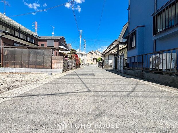 前面道路含む現地写真『快適』は「家」と「街」と「環境」が調和した時に訪れるだと改めて感じさせてくれます。
