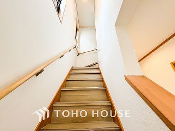 パブリックゾーンとプライベートゾーン繋ぐ階段。豊かな陽光が注ぎ込み、爽やかな住空間を演出。