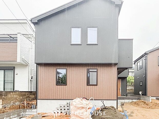 住む人を映し出す洗練された佇まいは、いつまでも輝き続けながらいつしか街の風景に溶け込んでいきます。