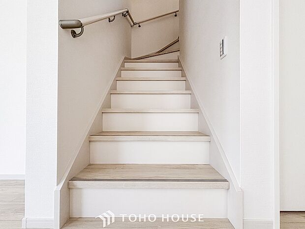 パブリックゾーンとプライベートゾーン繋ぐ階段。豊かな陽光が注ぎ込み、爽やかな住空間を演出。