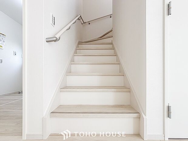 パブリックゾーンとプライベートゾーン繋ぐ階段。豊かな陽光が注ぎ込み、爽やかな住空間を演出。