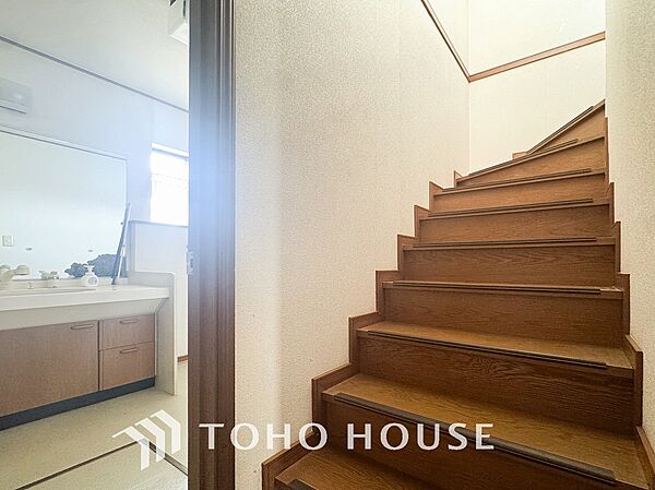 パブリックゾーンとプライベートゾーン繋ぐ階段。豊かな陽光が注ぎ込み、爽やかな住空間を演出。