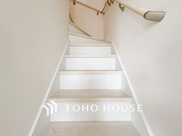 パブリックゾーンとプライベートゾーン繋ぐ階段。豊かな陽光が注ぎ込み、爽やかな住空間を演出。