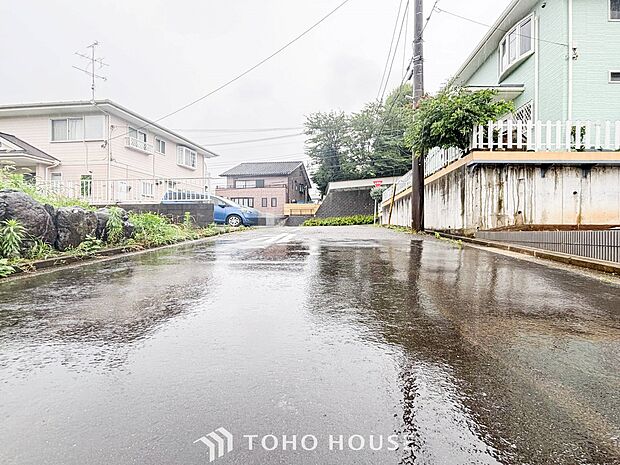 前面道路含む現地写真『快適』は「家」と「街」と「環境」が調和した時に訪れるだと改めて感じさせてくれます。