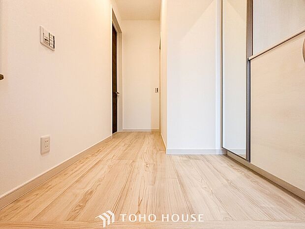 上質感漂う廊下。居住者の帰り、訪れる方を優しく迎え安らぎに満ちた生活空間を予感させます。
