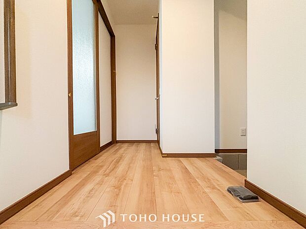 上質感漂う廊下。居住者の帰り、訪れる方を優しく迎え安らぎに満ちた生活空間を予感させます。