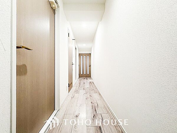 上質感漂う廊下。居住者の帰り、訪れる方を優しく迎える・安らぎに満ちた生活空間を予感させる。
